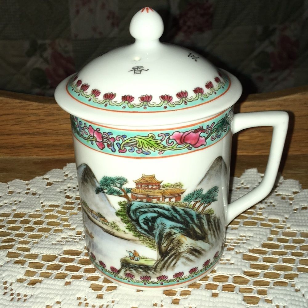 Made in China.Tea mug with lid. Beautiful design.